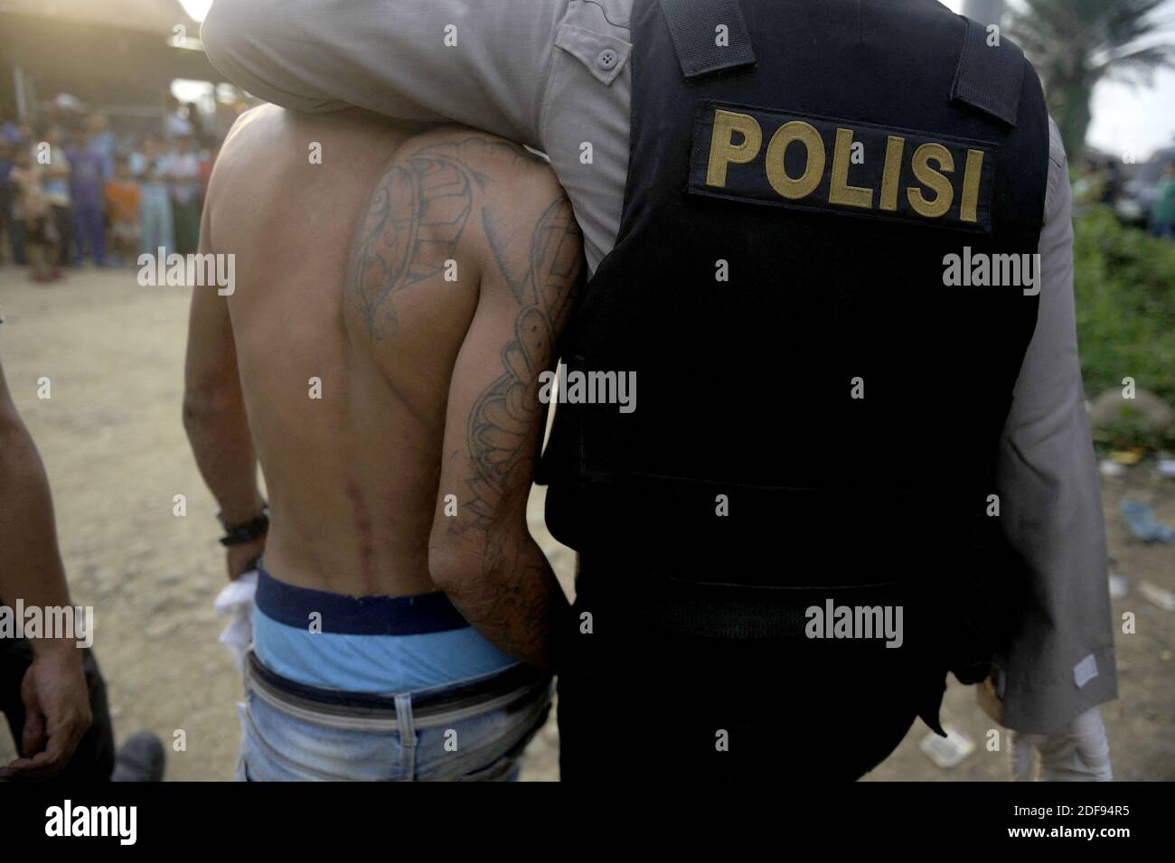 Indonesisches Polizeipersonal mit Schutzmaske bei der Untersuchung des Drogenhändlers vor Ort in Medan, Provinz Nord-Sumatra, Indonesien am 01. April 2020. Das sind Razzia Aktionen, um die internationalen Drogenhandel Fälle zu verhindern, um die nationale wirtschaftliche Inflation und Corona Virus Krankheit 19 Ausbruch zu tackern. Foto von Aditya Sutanta/ABACAPRESS.COM Stockfoto