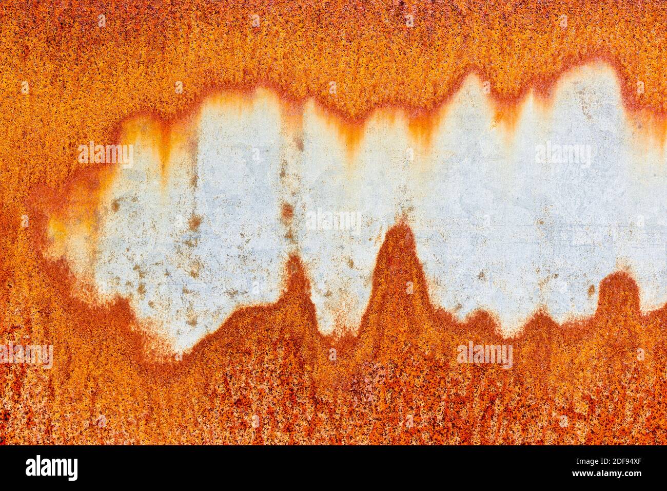 Orangefarbenes Rostmuster auf einer verzinkten Stahlmetalloberfläche Stockfoto