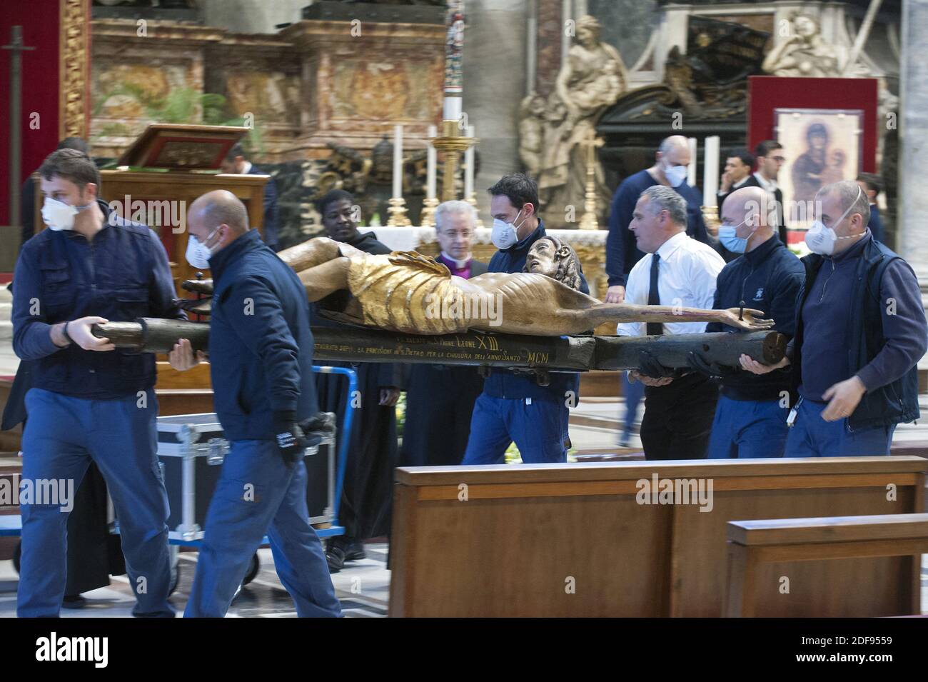 Die Mitarbeiter des Vatikans tragen das wundersame Kruzifix des hl. Marcellus Papst Franziskus, bevor Papst Franziskus die Ostermesse am Heiligen Sonntag hinter verschlossenen Türen in der Petersbasilika im Vatikan feiert, am 10. April 2020, während der Sperre, die die Ausbreitung der COVID-19-Infektion eindämmen soll, Verursacht durch das neuartige Coronavirus. Es wird gesagt, dass dieses Kruzifix die Stadt Rom von einer schrecklichen Pest im Jahr 1522 gerettet. Foto: ABACAPRESS.COM Stockfoto