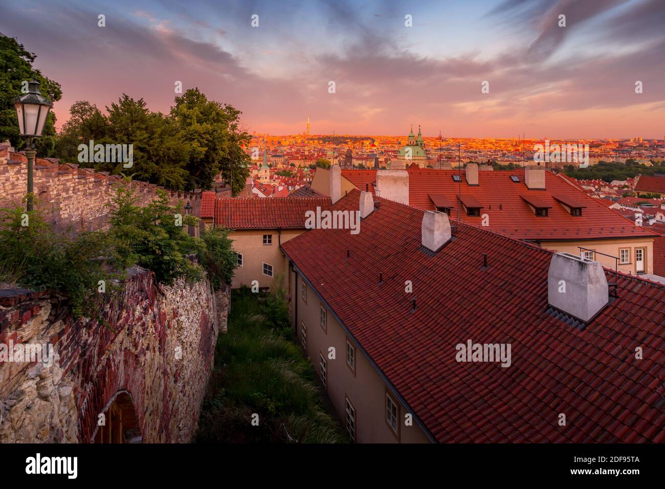 Blick auf Prag von der Prager Burg. Die sonnenverwöhnte Stadt. UNESCO-Denkmal, Tschechische Republik Stockfoto