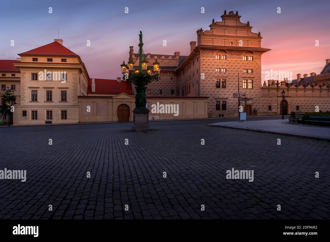 Schöner Sonnenuntergang über Prag, Prager Burg und Hradcany-Viertel, UNESCO-Weltkulturerbe, Tschechische Republik Stockfoto