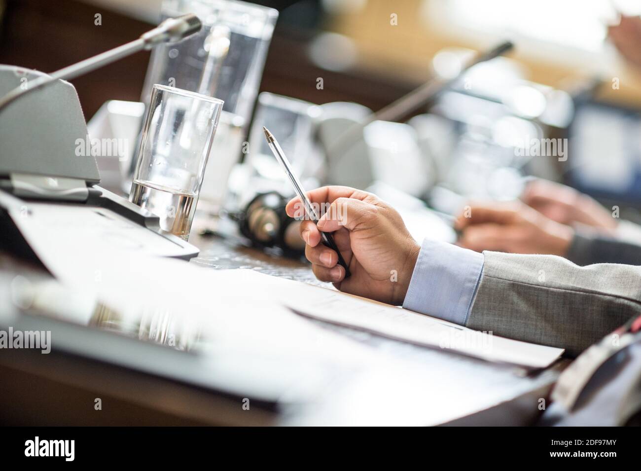 Nahaufnahme eines Mannes in einem Anzug, der Notizen macht Bei einem Konferenzseminar Stockfoto