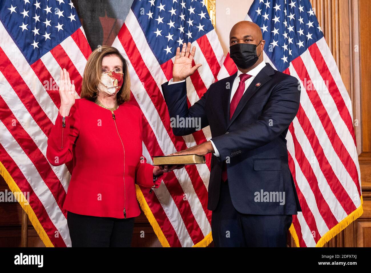 Die Sprecherin des Hauses Nancy Pelosi (D-CA) und der Kongressabgeordnete Kwanza Hall (D-GA) bei seiner feierlichen Vereidigung im Rayburn Room im US-Kapitol. Stockfoto