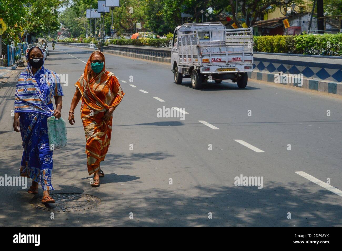 Menschen mit Gesichtsmaske in Kalkutta. Indien ging vom 15. April bis zum 3. Mai in die zweite Phase der Sperre, wie von Premierminister Narendra Modi angekündigt. Bis heute hat Indien über 13000 bestätigte Fälle von COVID-19 mit über 400Todesfällen, die auf eine Coronavirus-Infektion zurückzuführen sind. Kolkata, Indien am 17. April 2020. Foto von Debarchan Chatterjee/ABACAPRESS.COM Stockfoto