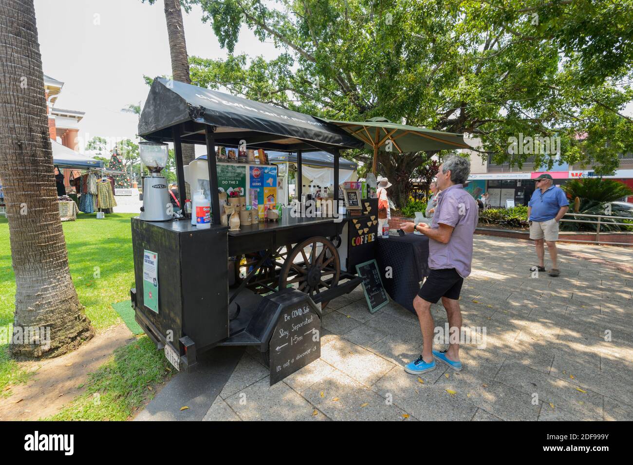 Person, die einen Kaffee bei einem mobilen Straßenhändler kauft, Maryborough, Sunshine Coast, Queensland, QLD, Australien Stockfoto