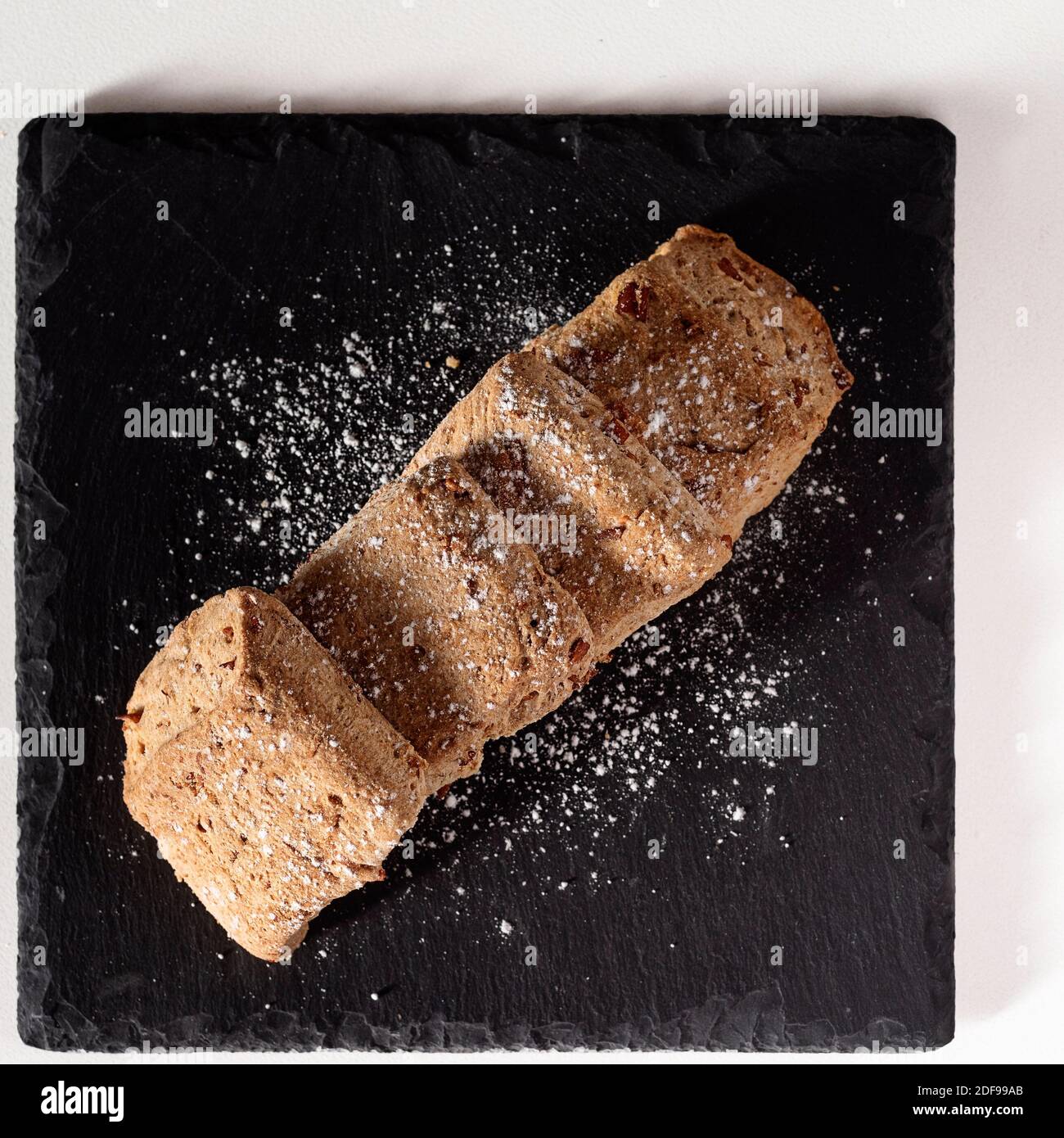 Süße Brotkuchen mit Schmalz auf schwarzem Hintergrund, typisch süß in einigen Teilen Spaniens, die im Herbst gebacken wird Stockfoto