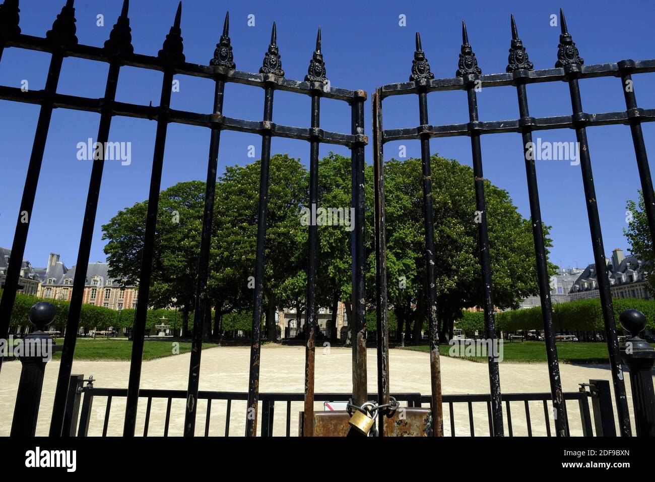 Verlassene Place des Vosges, ältester geplanter Platz in Paris. Nach der Ankündigung des französischen Präsidenten Emmanuel Macron über die strikten Hausbeschränkungsregeln der Franzosen wegen eines Ausbruchs der Coronavirus-Pandemie (COVID-19) am 18. März 2020 in Paris, Frankreich. Die Franzosen müssen zu Hause bleiben, Frankreich hat alle Schulen, Theater, Kinos und eine Reihe von Geschäften geschlossen, wobei nur diejenigen, die Lebensmittel und andere wichtige Gegenstände verkaufen, geöffnet bleiben dürfen. Unter Strafe von Sanktionen, die alle außer wesentlichen Ausflüge verbieten, um die Ausbreitung des Coronavirus einzudämmen. Die Regierung hat Zehntausende gesagt Stockfoto