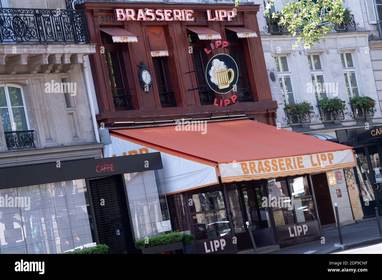 Allgemeine Ansicht der berühmten Brasserie Lipp während der Regierungsmaßnahmen aufgrund der Coronavirus-Pandemie (Covid-19) am 22. April 2020 in Paris, Frankreich. Foto von David NIVIERE / ABACAPRESS.COM Stockfoto