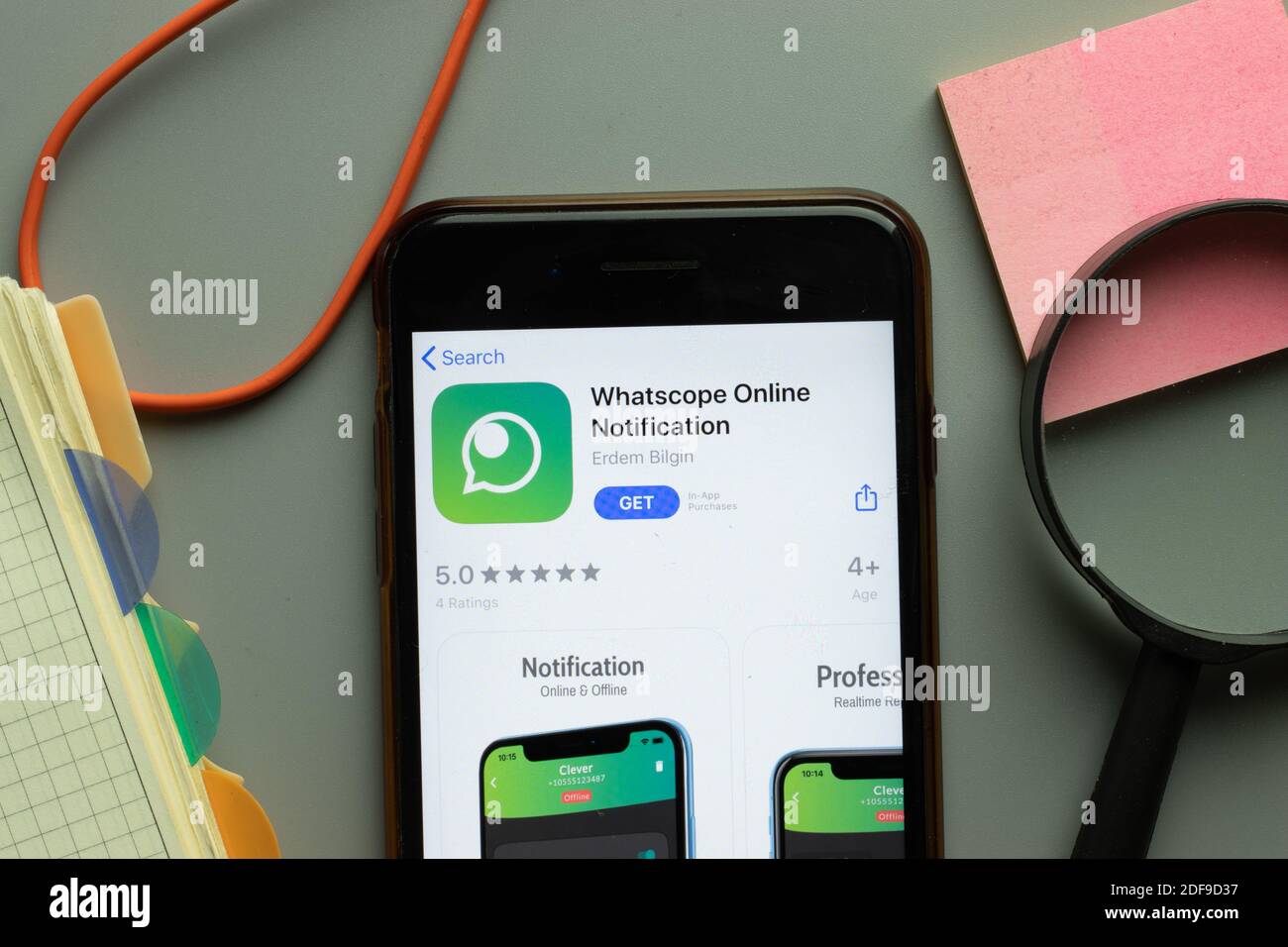 New York, USA - 1. Dezember 2020: Whatscope Online Notification Mobile App Icon auf dem Telefonbildschirm Draufsicht, illustrative Editorial. Stockfoto