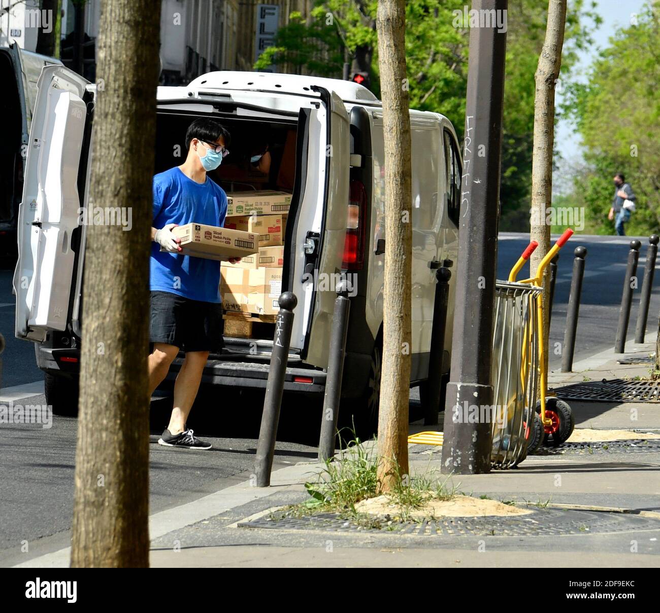 Tägliches Leben im 13. Arrondissement, während der Gefangenschaft des covid-19 Pandemienotfalls in Paris, Frankreich, am 25. April 2020. Foto von Karim Ait Adjedjou /Avenir Pictures/ABACAPRESS.COM Stockfoto