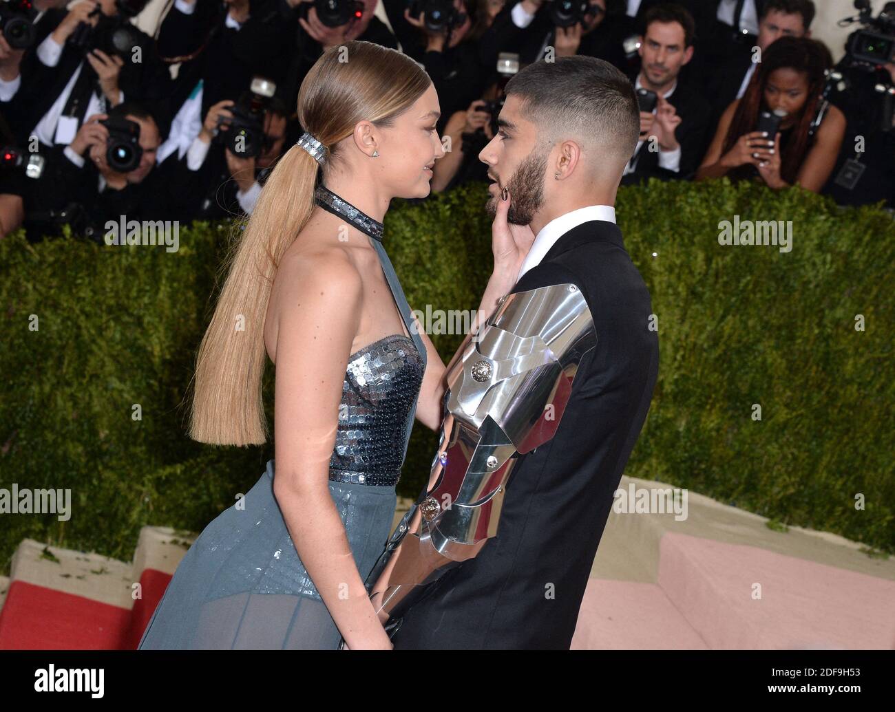 Datei Foto vom 2. Mai 2016 von Zayn Malik und Gigi Hadid besuchen die Manus x Machina: Fashion in an Age of Technology Costume Institute Benefit Gala im Metropolitan Museum of Art in New York City, NY, USA. Gigi Hadid und Zayn Malik erwarten gemeinsam ihr erstes Kind, behaupten Quellen, die der Familie des Supermodels nahe stehen. Das Paar, das im Dezember seine Beziehung wieder aufflammt, soll zwanzig Wochen mit der Schwangerschaft sein, berichtet TMZ. Foto von Lionel Hahn/ABACAPRESS.COM Stockfoto