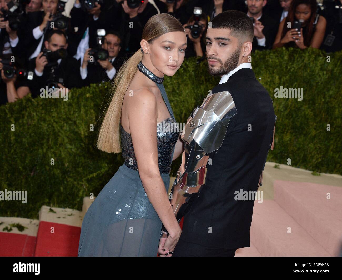 Datei Foto vom 2. Mai 2016 von Zayn Malik und Gigi Hadid besuchen die Manus x Machina: Fashion in an Age of Technology Costume Institute Benefit Gala im Metropolitan Museum of Art in New York City, NY, USA. Gigi Hadid und Zayn Malik erwarten gemeinsam ihr erstes Kind, behaupten Quellen, die der Familie des Supermodels nahe stehen. Das Paar, das im Dezember seine Beziehung wieder aufflammt, soll zwanzig Wochen mit der Schwangerschaft sein, berichtet TMZ. Foto von Lionel Hahn/ABACAPRESS.COM Stockfoto