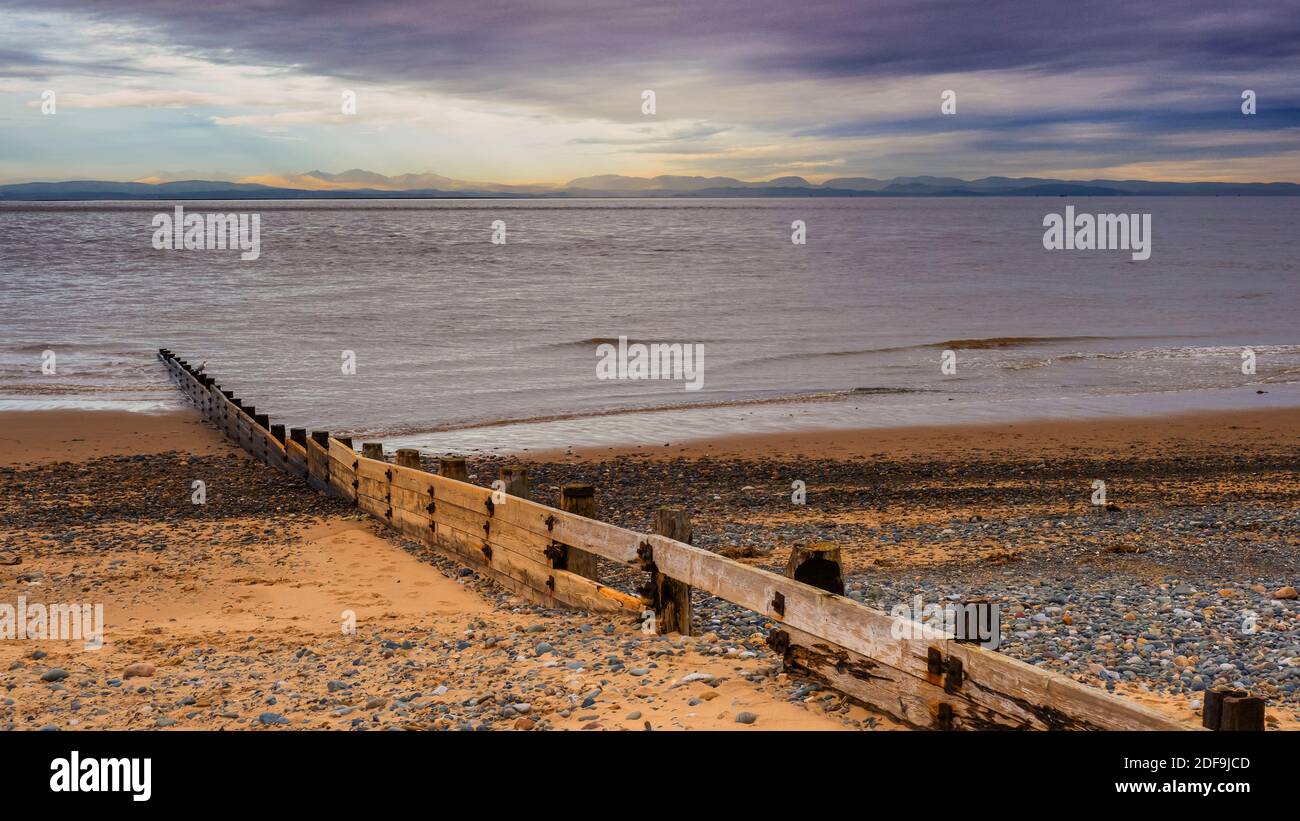 01.12.2020 Rossall Beach, Fleetwood, Lancashire, Großbritannien. Das vierstöckige Gebäude an der äußeren Promenade am Rossall Point ist der Rossall Coastwatch Tower. Es“ Stockfoto