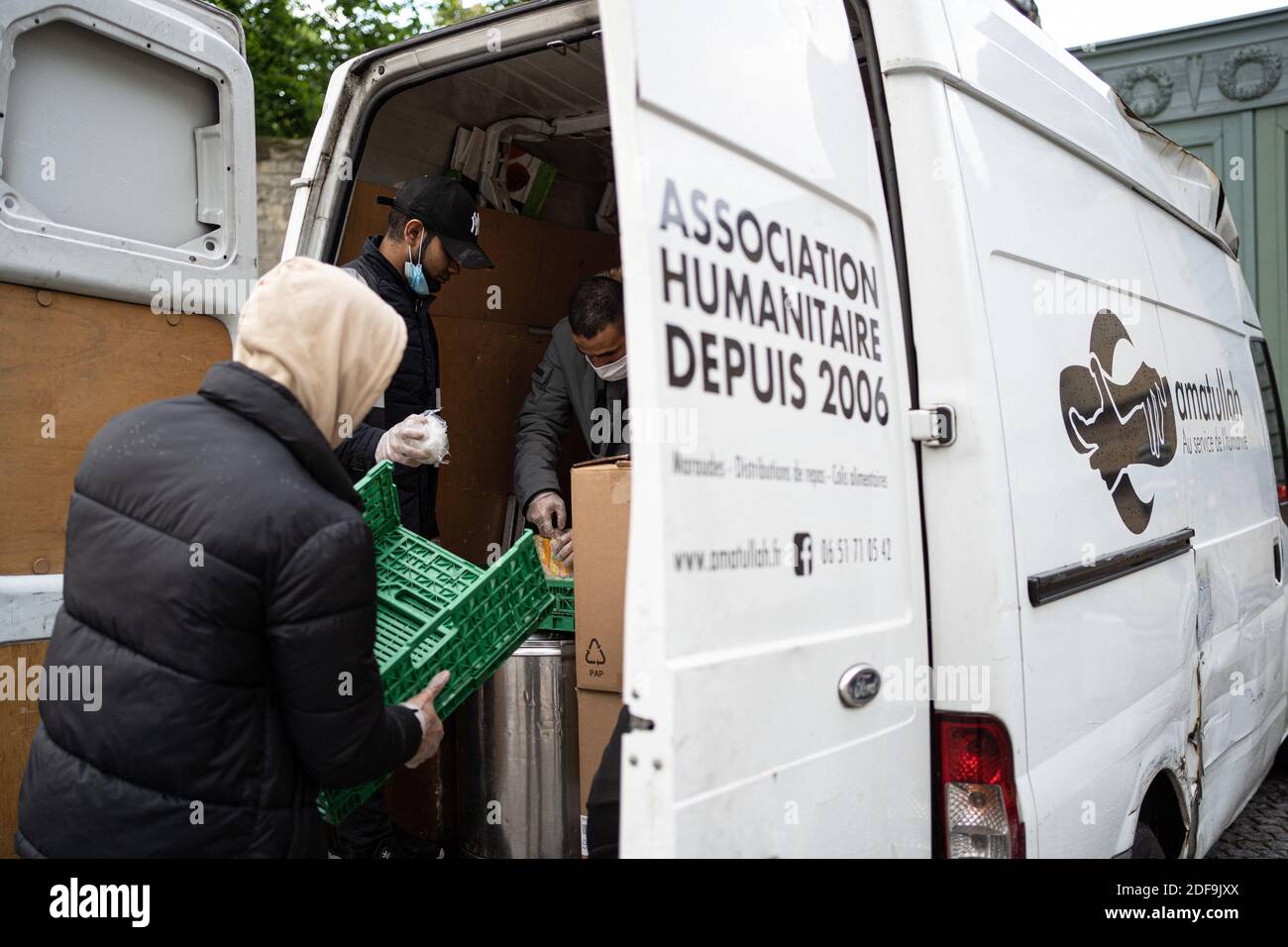 Der Amatullah-Verein verteilt Lebensmittel vor dem Friedhof Pere Lachaise. Der Verein verteilt Lebensmittel täglich während des Ramadan, und jeden samstag den Rest des Jahres. "Jeder ist willkommen, egal welche Religion", sagen sie. Paris, Frankreich, 30. April 2020 Foto von Florent Bardos/ABACAPRESS.COM Stockfoto