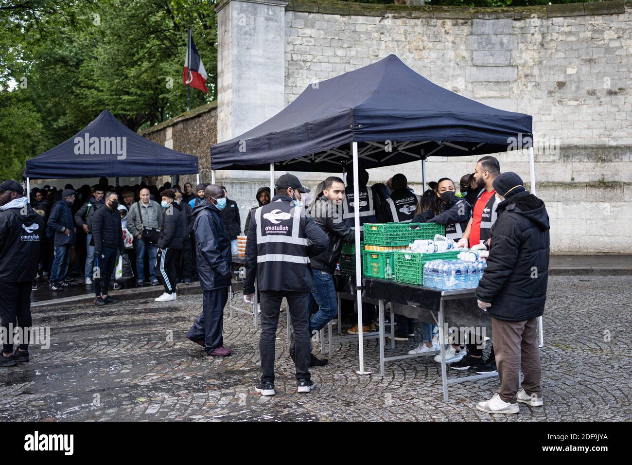 Der Amatullah-Verein verteilt Lebensmittel vor dem Friedhof Pere Lachaise. Der Verein verteilt Lebensmittel täglich während des Ramadan, und jeden samstag den Rest des Jahres. "Jeder ist willkommen, egal welche Religion", sagen sie. Paris, Frankreich, 30. April 2020 Foto von Florent Bardos/ABACAPRESS.COM Stockfoto