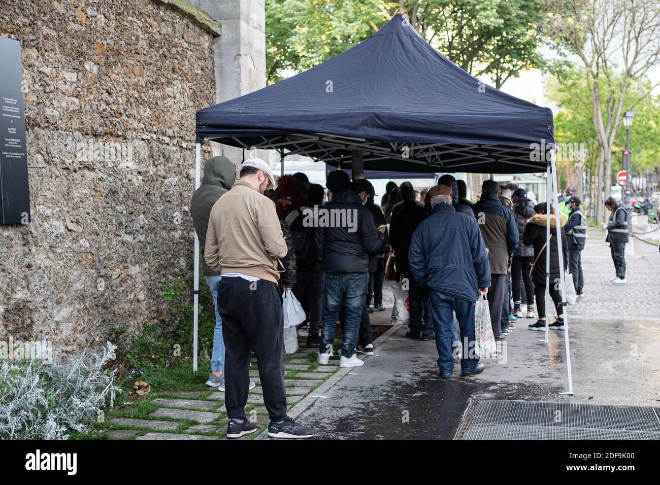 Der Amatullah-Verein verteilt Lebensmittel vor dem Friedhof Pere Lachaise. Der Verein verteilt Lebensmittel täglich während des Ramadan, und jeden samstag den Rest des Jahres. "Jeder ist willkommen, egal welche Religion", sagen sie. Paris, Frankreich, 30. April 2020 Foto von Florent Bardos/ABACAPRESS.COM Stockfoto