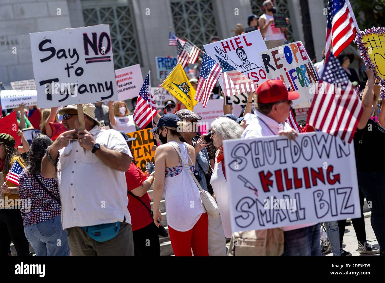 Demonstranten protestieren vor dem Rathaus von Los Angeles, um das Ende der Staatssperre aufgrund der Coronavirus-Pandemie zu fordern. Mai 2020 in Los Angeles, Kalifornien. Foto von Lionel Hahn/ABACAPRESS.COM Stockfoto