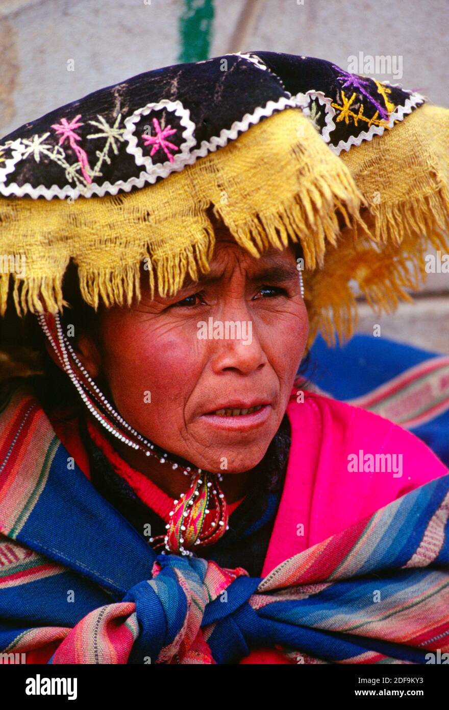 QUECHUA-Frau in einer ländlichen Kleinstadt in der Nähe von unserem Ziel der AUZANGATE - PERU Stockfoto
