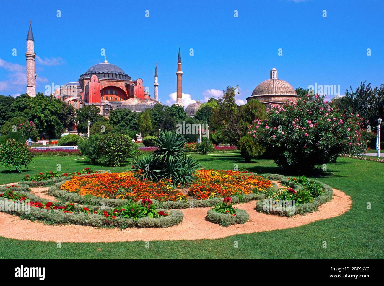 Blumengärten & die Ayasofya Camii (Sophienkathedrale) - byzantinische Kirche, die ursprünglich im Jahre 537 n. Chr. erbaut wurde, und schließlich in eine Moschee umgewandelt wurde - Istanbul Stockfoto