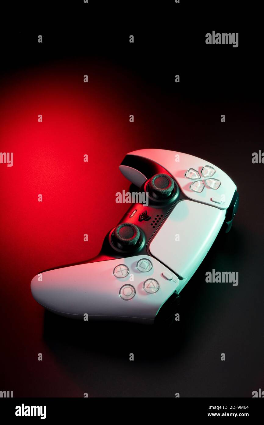 3. Dezember 2020, Odessa, Ukraine. Weiße neue PlayStation 5 Gamepad Dualsense auf einem dunklen Hintergrund. Cybersport Poster Konzept. Stockfoto