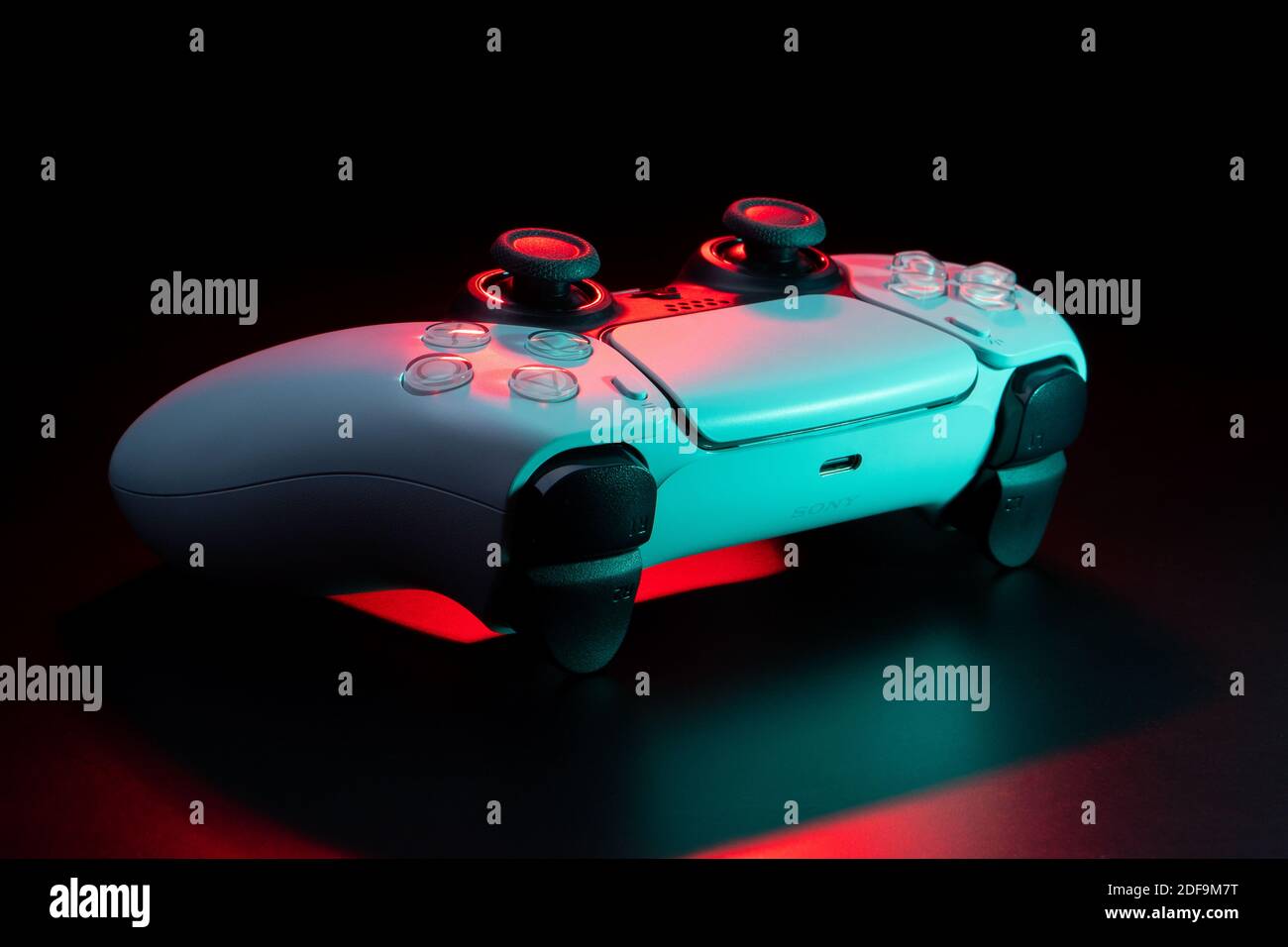 3. Dezember 2020, Odessa, Ukraine. Weiße neue PlayStation 5 Gamepad Dualsense auf einem dunklen Hintergrund. Cybersport Poster Konzept. Stockfoto