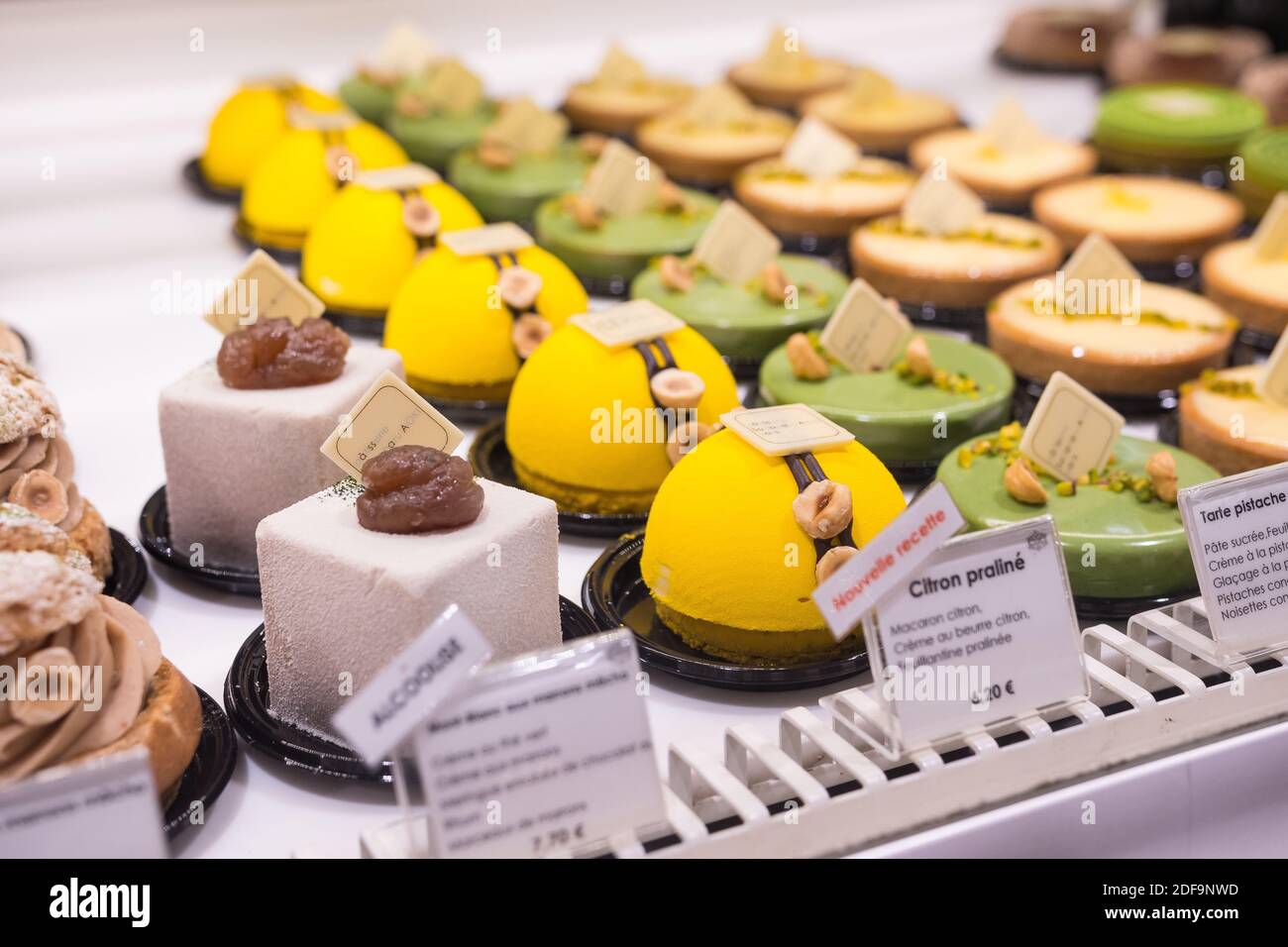 Köstliche und schöne Reihen von Desserts Gebäck von einem asiatischen Gourmet-Koch in Paris, Frankreich. Scharfe, farbenfrohe Nahaufnahme. Stockfoto