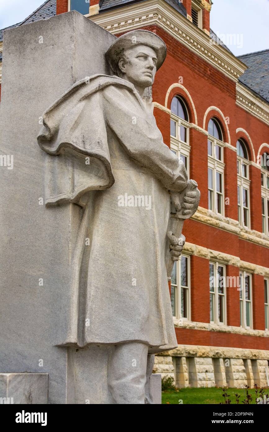 Oregon, Illinois / USA - 27. November 2020: Die Soldier's Monument Skulptur von Lorado Taft an einem wolkigen Wintermorgen. Stockfoto