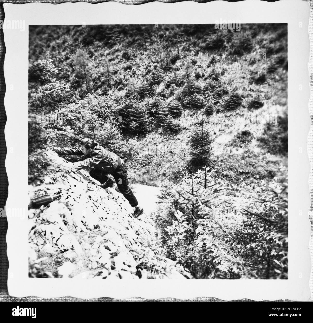 Historisches Foto: Mann klettert auf Felsen bei 1960 Reproduktion in Marktoberdorf, Deutschland, 26. Oktober 2020. © Peter Schatz / Alamy Stock Photos Stockfoto
