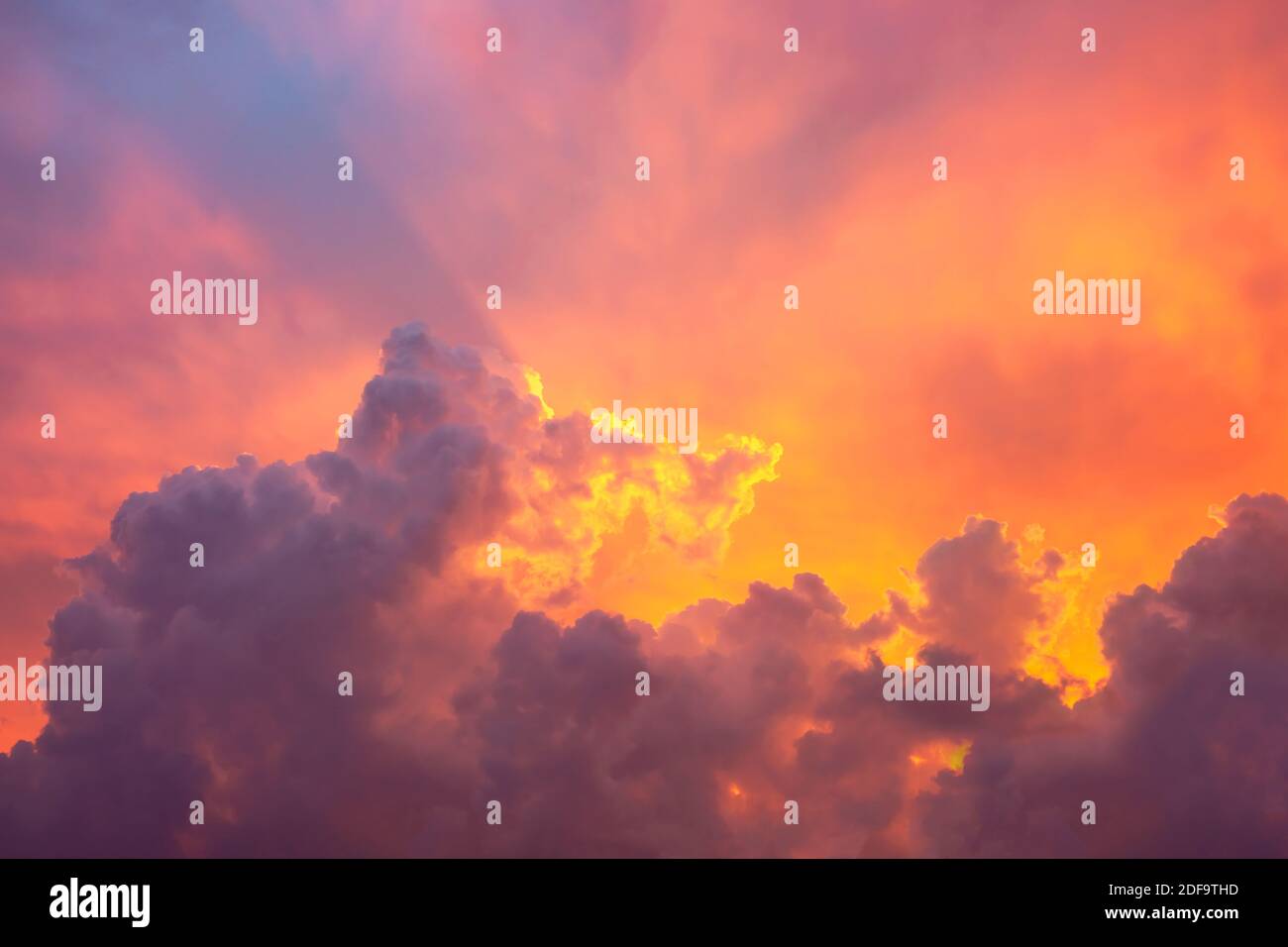Dramatische Wolkenbildung bei Sonnenuntergang. Stockfoto