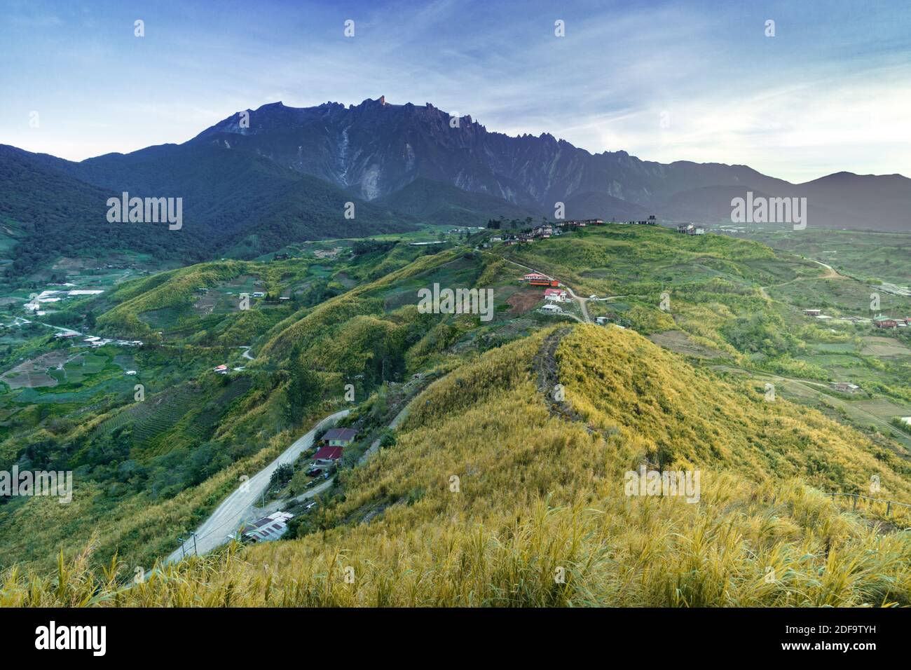 Kundasang Bauerndorf am Fuße des Mount Kinabalu. Blick vom Sosodikon Hill. Stockfoto