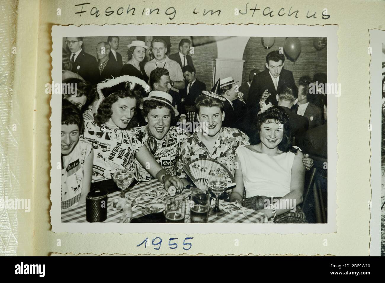 Historisches Foto: Karnevalsparty in Stachus Bar in Kaufbeuren, Deutschland 1955 Reproduktion in Marktoberdorf, Deutschland, 26. Oktober 2020. © Peter Schatz / Alamy Stock Photos Stockfoto