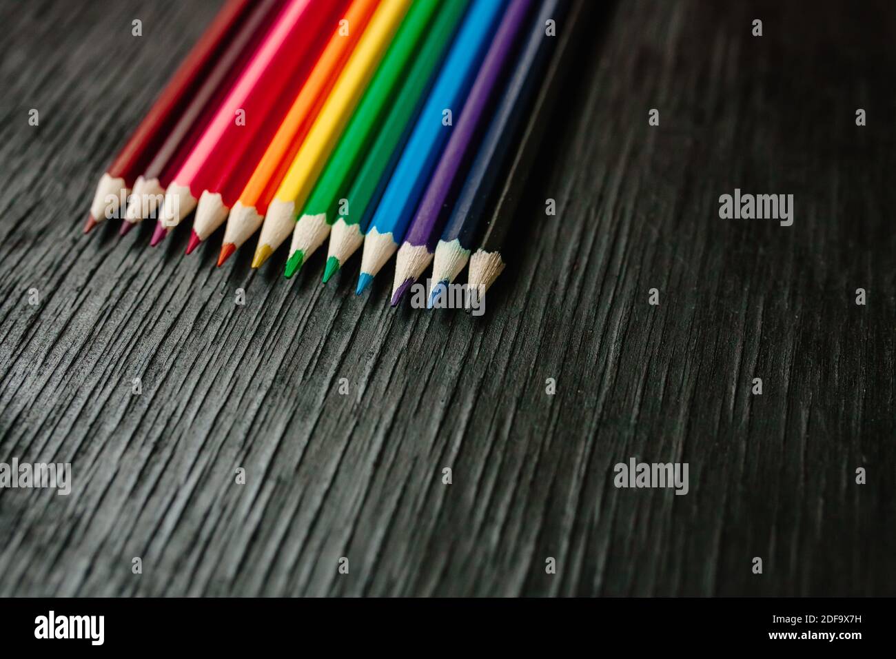 Viele Buntstifte auf schwarzem Hintergrund. Neue Stifte. Isolierter  Hintergrund zum Einfügen von Text Stockfotografie - Alamy