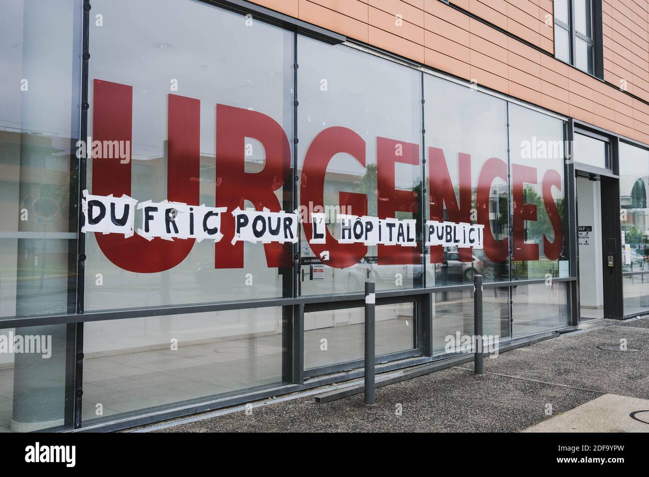 "Notfälle - Geld für das öffentliche Krankenhaus." Am ersten Tag der Entfeindung riefen die Mitarbeiter des Krankenhauses am 11. Mai 2020 zu mehreren Protestbewegungen in der Stadt Toulouse (Frankreich) auf. Sie wollten daher nicht von der Regierung vergessen werden und finanzielle und personelle Ressourcen für die Gesundheit erhalten, nachdem der Höhepunkt der Covid-19-Krise hinter ihnen stand. Foto von Patrick Batard / ABACAPRESS.COM Stockfoto