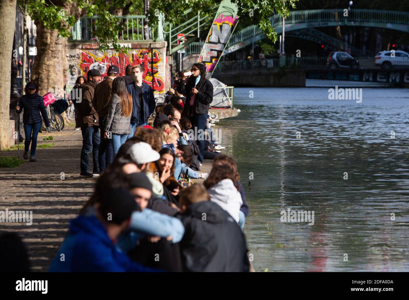Am 11. Mai 2020, am ersten Tag der Lockerung der 55-tägigen Sperrmaßnahmen Frankreichs, um die Ausbreitung der durch das neue Coronavirus verursachten COVID-19-Pandemie einzudämmen, treffen sich Menschen am Ufer des Canal Saint Martin in Paris. Foto von Raphael Lafargue/ABACAPRESS.COM Stockfoto