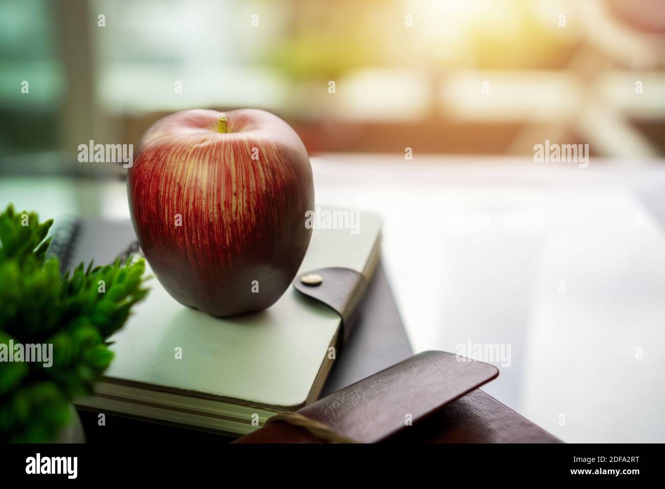 Roter Apfel auf dem Notizblock. Stockfoto