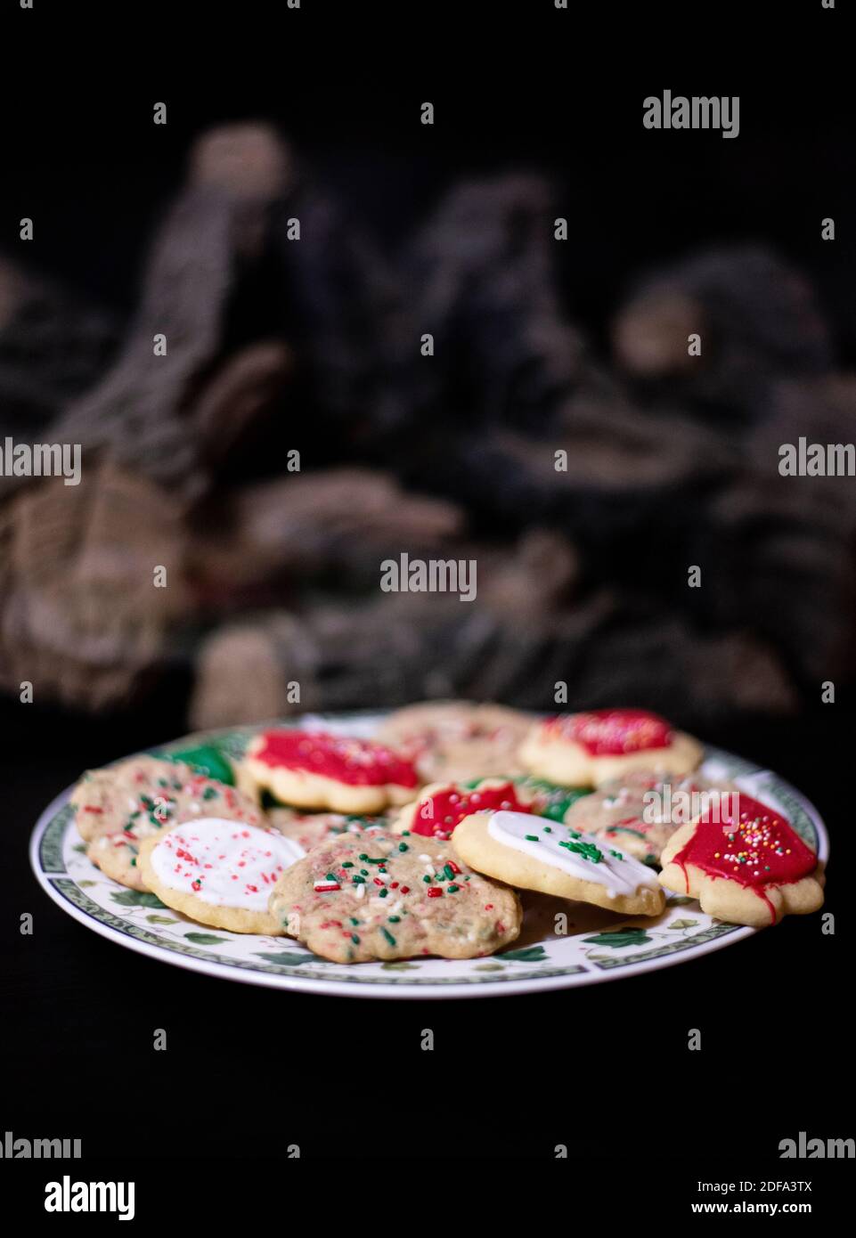 Frische, hausgemachte Weihnachtskekse für den Weihnachtsmann. Zuckerkekse mit Streuseln und Glasur am Kamin und am Weihnachtsbaum. Zeit zum Dekorieren Stockfoto