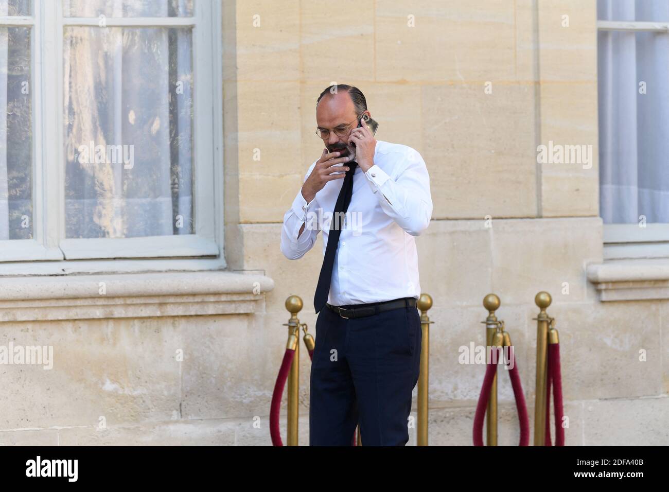 Der französische Premierminister Edouard Philippe telefoniert während einer Pause während eines interministeriellen Tourismusausschusses am 14. Mai 2020 im Hotel de Matignon in Paris. Foto von Jacques Witt/Pool/ABACAPRESS.COM Stockfoto