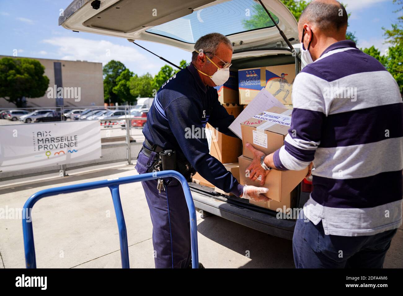 Kommune von Mimet kommt, um ihre Masken von der Metropole in der ephemeren Maskenmacherwerkstatt zu erholen, die von der Metropole Aix-Marseille-Provence im Kampf gegen Covid-19 im Parc Chanot in Marseille, Frankreich, am 15. Mai 2020 eingerichtet wurde. Foto von Julien Poupart/ABACAPRESS.COM Stockfoto