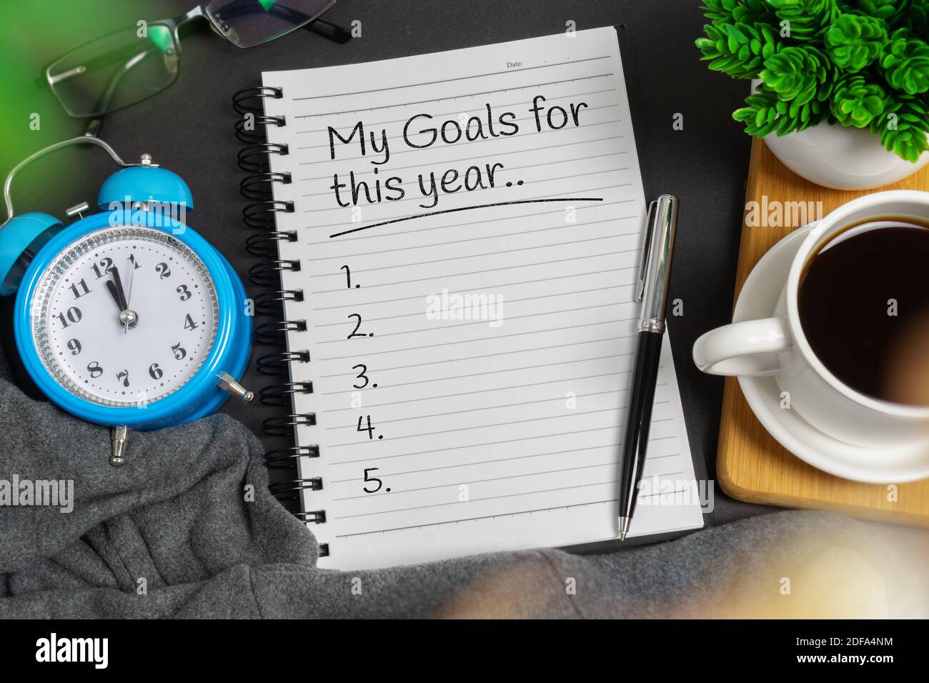 Das neue Auflösungskonzept. Notizblock auf schwarzem Schreibtisch im Home Office - Meine Ziele für dieses Jahr. Stockfoto