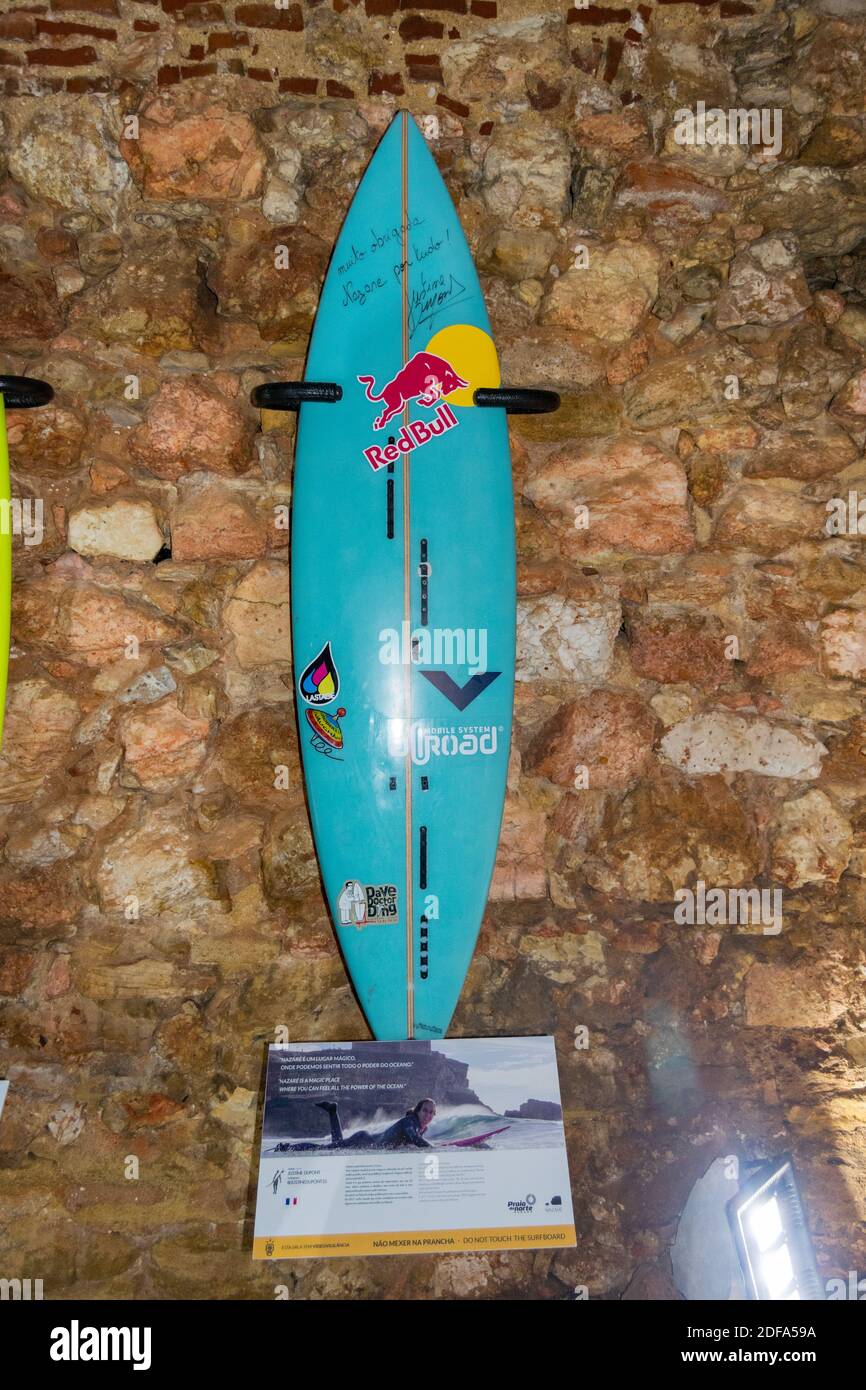 Justine Dupont blaues Surfbrett in Nazaré Surf Museum befindet sich in farol da Nazaré Stockfoto