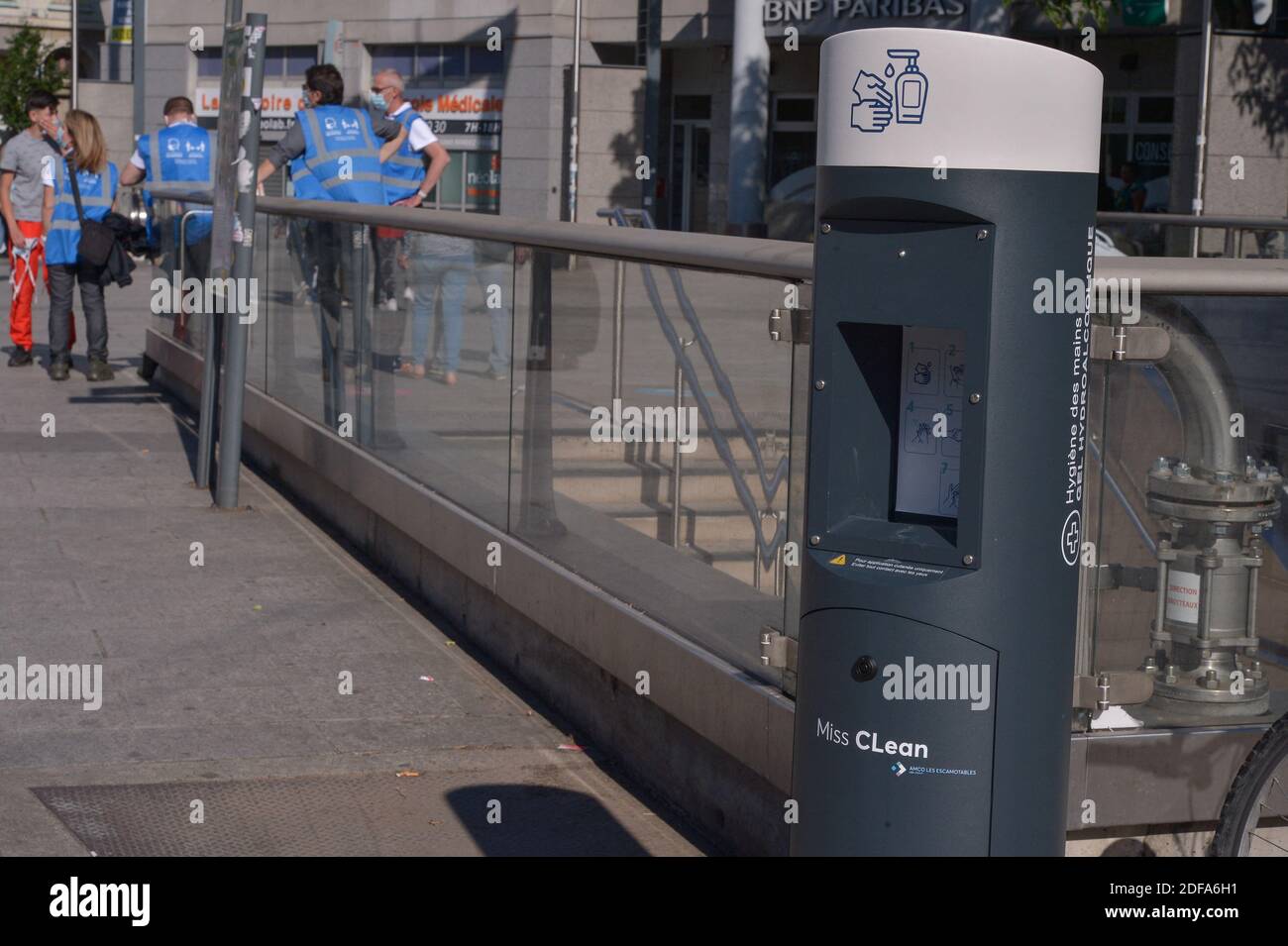 LBA Group AMCO installiert in Lyon hydroalkoholische Outdoor-Gelspender mit kontaktloser Verteilung namens Miss Clean im Kampf gegen das Coronavirus covid-19. Lyon, Frankreich am 18. Mai 2020. Foto von Julien Reynaud/APS-Medias/ABACAPRESS.COM Stockfoto