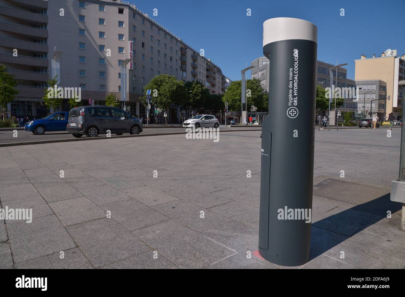 LBA Group AMCO installiert in Lyon hydroalkoholische Outdoor-Gelspender mit kontaktloser Verteilung namens Miss Clean im Kampf gegen das Coronavirus covid-19. Lyon, Frankreich am 18. Mai 2020. Foto von Julien Reynaud/APS-Medias/ABACAPRESS.COM Stockfoto