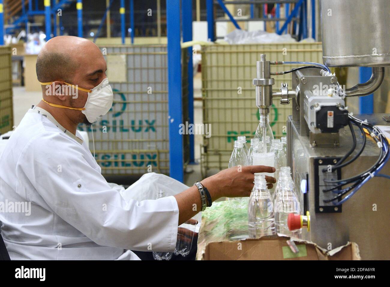 Während der Coronavirus-Krise - covid 19, die Firma Presta Terre,  spezialisiert auf Aktivität und soziale Integration, stellt waschbare  Stoffmasken und Packungen Hydro alkoholische Gel. Luc De Gardelle (weißer  Pullover), Manager, sagt, dass