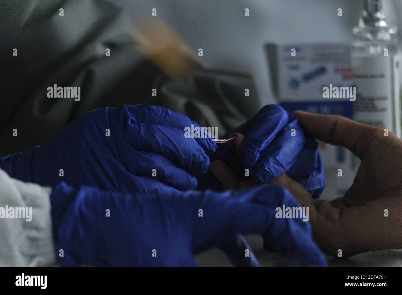 Die 108 Arbeiter standen Schlange, um einen Schnelltest durchzuführen, nachdem einer ihrer Kollegen am 19. Mai 2020 im Supermarkt A in Medan, Provinz Nord-Sumatra, Indonesien, postiv mit Coronovirus infiziert war. Wie die lokale Regierung erklärte, wenn diese Ansammlung von Schnelltests 14 Arbeiter in reaktivem Status sind und die einen Teil benötigen, um durch Abstrichtests und unabhängige Isolierung zu unterziehen. Nun wurde dieser Fall untersucht, sagte der Leiter der Stadt Medan Gesundheitsbeauftragte, Edwin Effendi. Foto von Aditya Sutanta/ABACAPRESS.COM Stockfoto