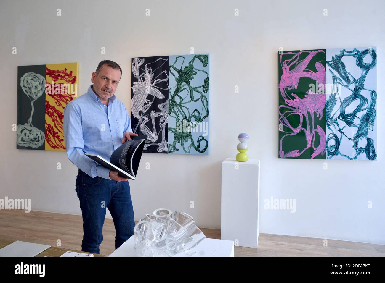 Die Radial Art Contemporary Gallery wird wieder eröffnet. Am Eingang seiner Galerie setzt der Manager Frédéric Croizer zwei Masken in eine Brille, eine minimalistische Installation und eine Barriere-Geste. Es ist auch eine originelle Anspielung auf die zeitgenössische Kunst und eine Einladung an ihre Kunden, da Kultur, Künstler und Galerien von dieser Krise besonders betroffen sind. 15. Mai 2020, in Straßburg Nordostfrankreich. Foto von Nicolas Roses/ABACAPRESS.COM Stockfoto