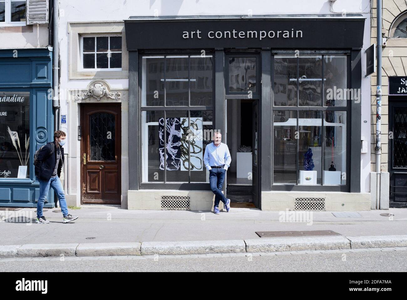 Die Radial Art Contemporary Gallery wird wieder eröffnet. Am Eingang seiner Galerie setzt der Manager Frédéric Croizer zwei Masken in eine Brille, eine minimalistische Installation und eine Barriere-Geste. Es ist auch eine originelle Anspielung auf die zeitgenössische Kunst und eine Einladung an ihre Kunden, da Kultur, Künstler und Galerien von dieser Krise besonders betroffen sind. 15. Mai 2020, in Straßburg Nordostfrankreich. Foto von Nicolas Roses/ABACAPRESS.COM Stockfoto