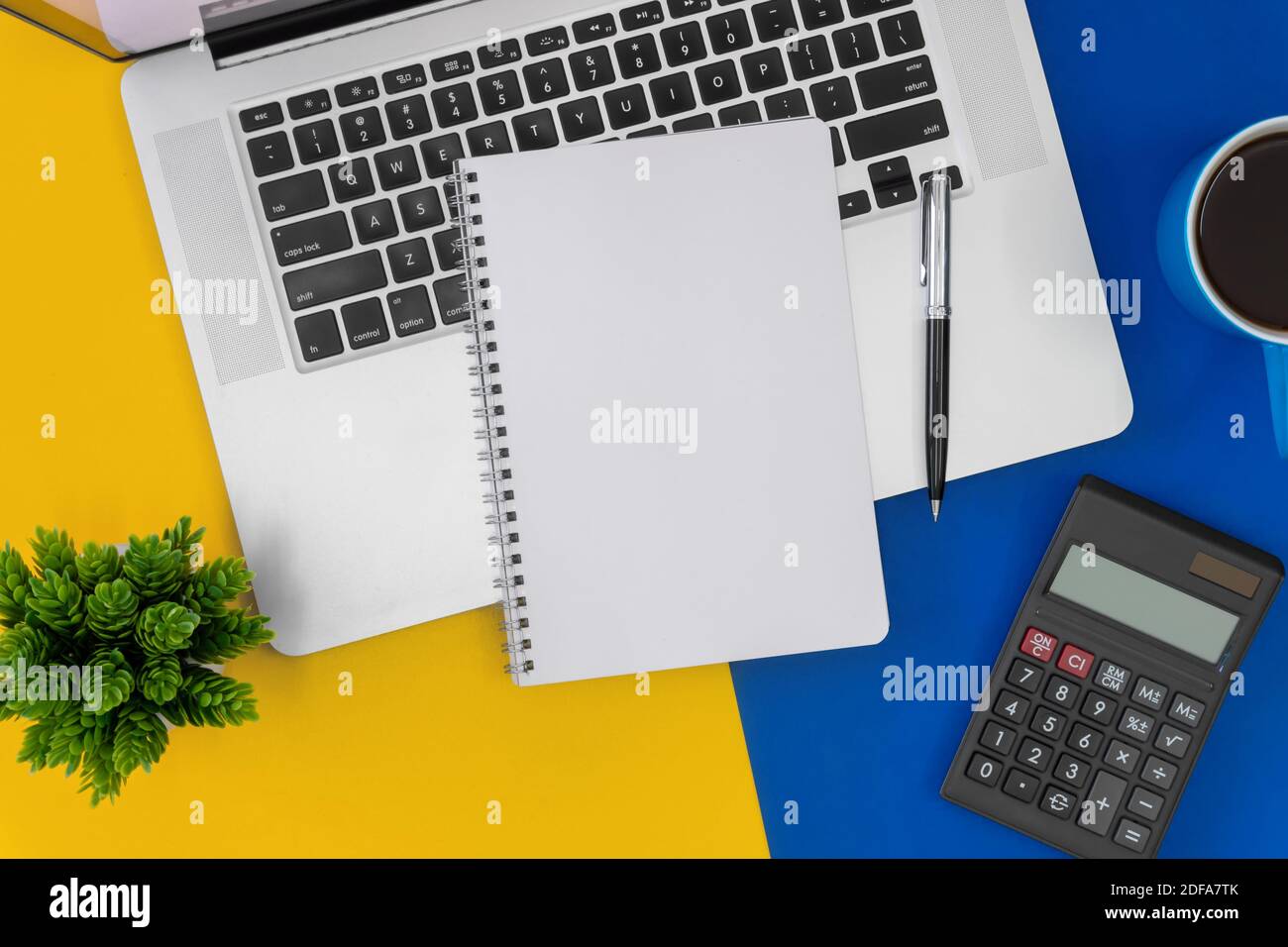 Notebook mit Kopierplatz auf dem Laptop auf dem Schreibtisch. Geschäftskonzept. Stockfoto