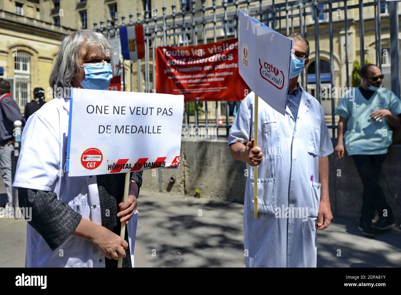 Mehr als 200 Menschen mit Schutzmasken und Plakaten versammelten sich am Rande der Versammlung von Pflegekräften und Pflegepersonal vor dem Tenon-Krankenhaus im 20. Arrondissement von Paris, Frankreich, am 20. Mai 2020. Das Krankenhaus befindet sich in der Krise, sie fordern mehr Mittel, mehr Betten, mehr Einstellung, mehr Gehalt. Foto von Karim Ait Adjedjou/Avenir Pictures/ABACAPRESS.COM Stockfoto