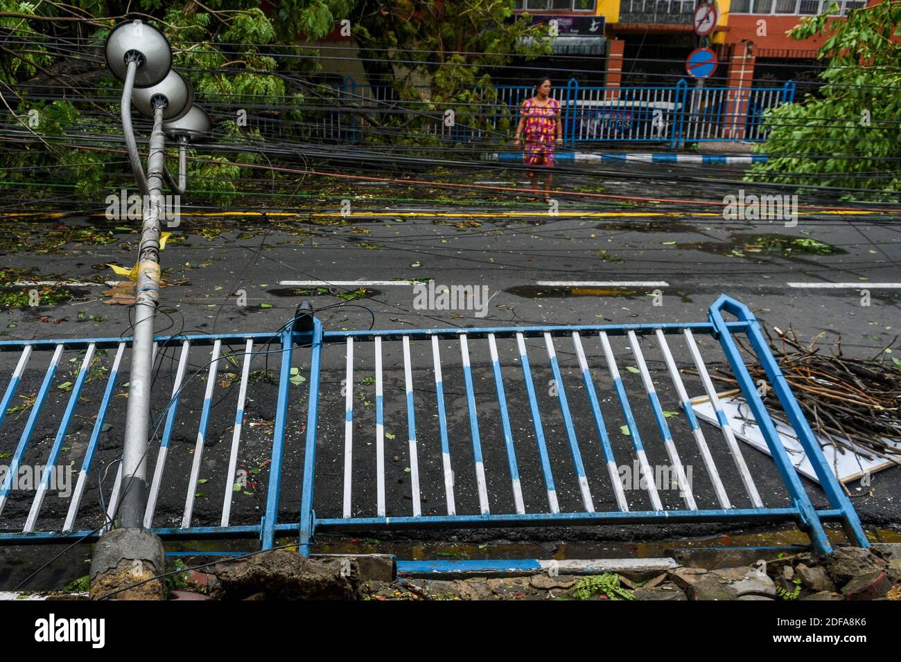 Superzyklon Amphan hinterließ eine Spur der Verwüstung in der Stadt Kolkata . Der Zyklon landeten am späten Nachmittag am Mittwoch mit heftigem Regen und Wind, der über 150km/h.. In Indien und Bangladesh gibt es aufgrund des Wirbelsturms rund 22 Todesfälle. Foto von Chatterjee Debarchan/ABACAPRESS.COM Stockfoto