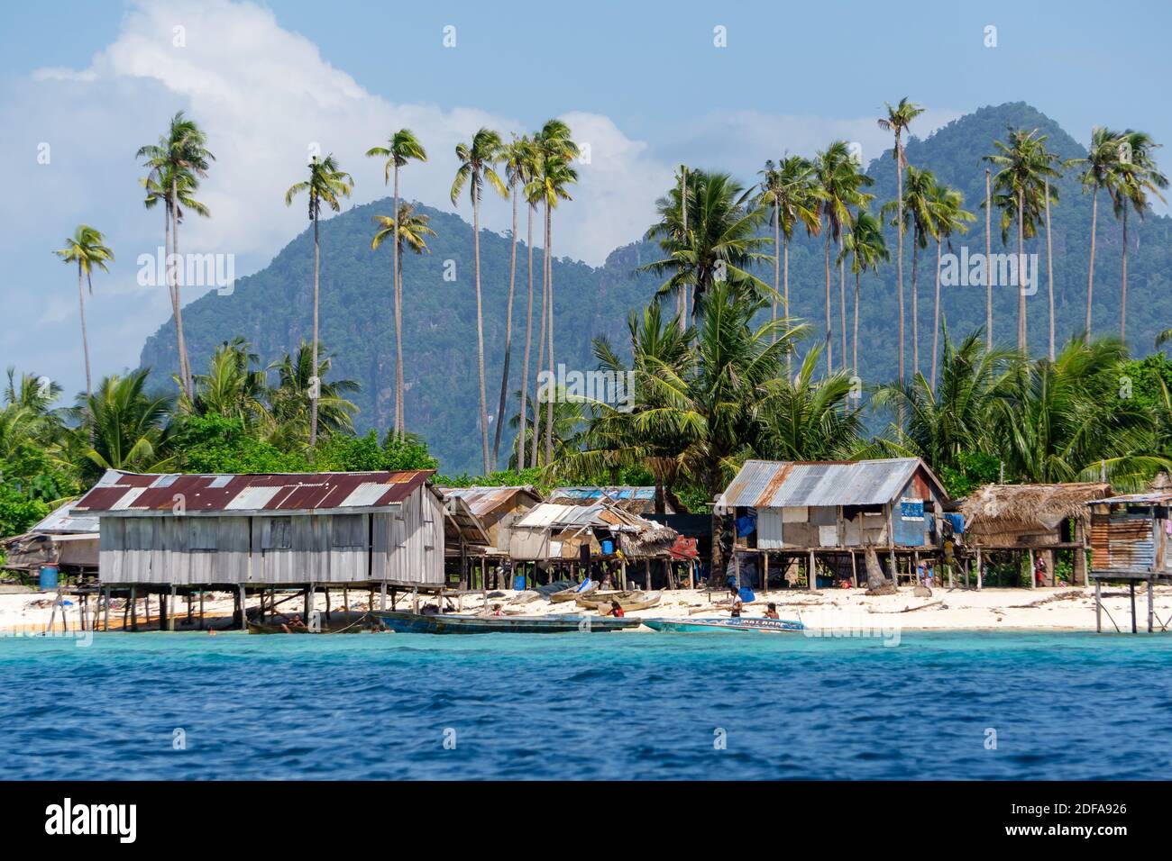 Semporna, Malaysia - 2. Februar 2019: Sea Gypsy (Bajau Laut) Küstendorf auf der Insel Maiga, Semporna Sabah. Stockfoto